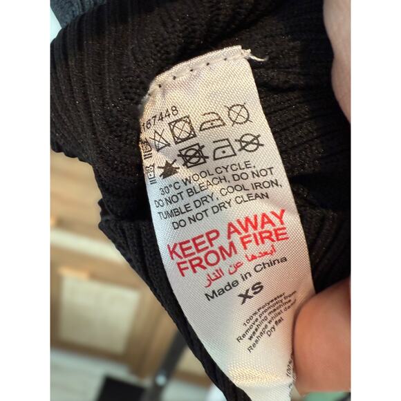 NWT Pretty Little Thing Ring Front Cut Out Long Sleeve Knit Top Black Womens XS - Picture 4 of 12